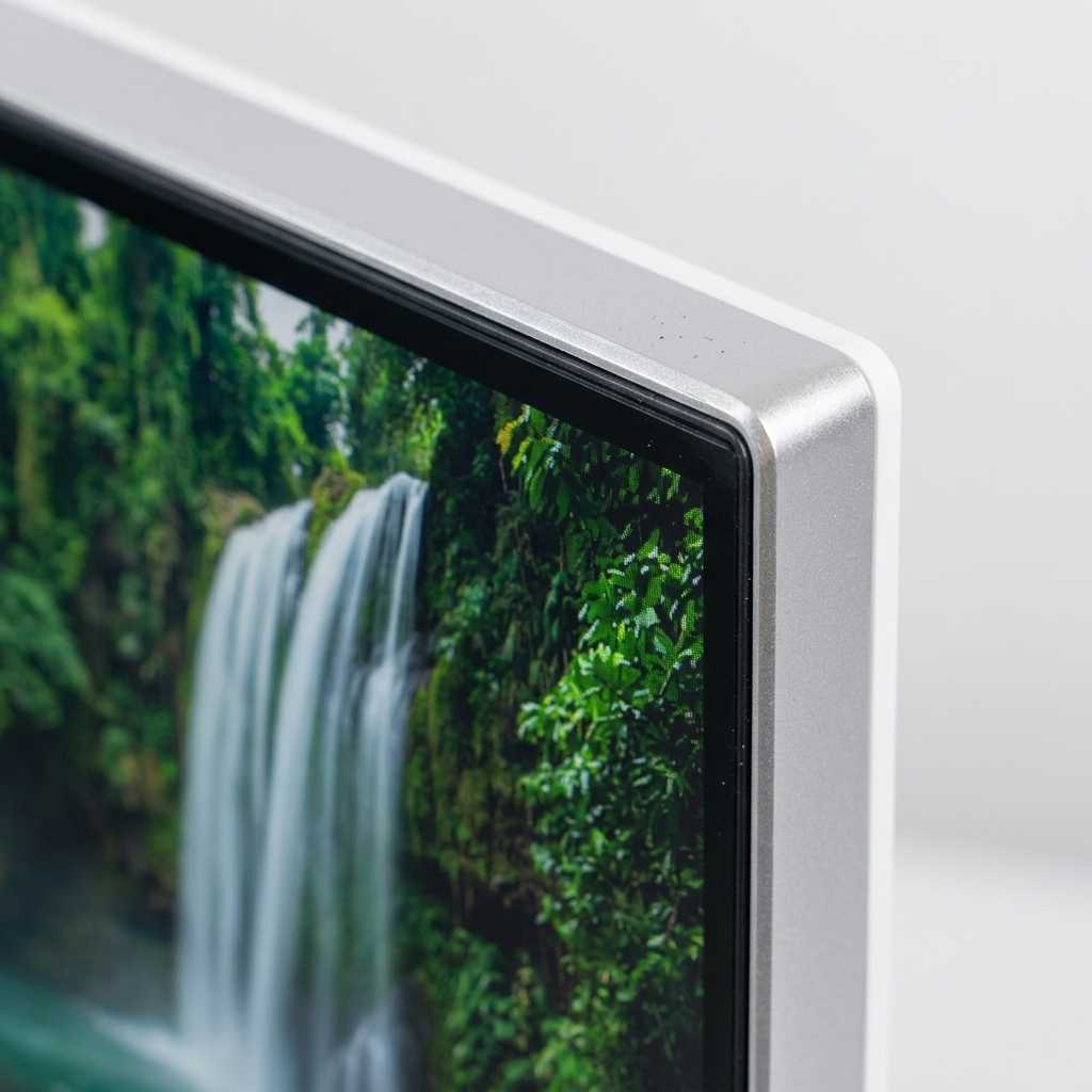 Starex HT24IPS100 3-Side Borderless Bezel Closeup